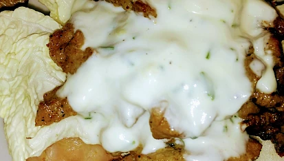 Vepřové gyros nudličky v žemli, Na dresink jsem přidala ještě trochu masa a znovu trochu dresinku.