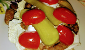 Vepřové gyros nudličky v žemli, Pak okurčičky a půlky rajčátek (nebo plátky větších rajčat)