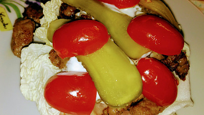 Vepřové gyros nudličky v žemli, Pak okurčičky a půlky rajčátek (nebo plátky větších rajčat)