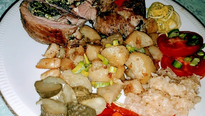 Českolipský řízek se špenátem a Nivou, Českolipský řízek s opékanými česnekovými brambory