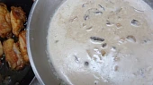 Kuřecí horní stehna s houbovou omáčkou