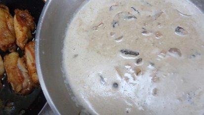 Kuřecí horní stehna s houbovou omáčkou