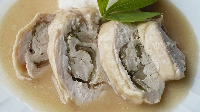 Kuřecí závitek se slaninou a libečkem