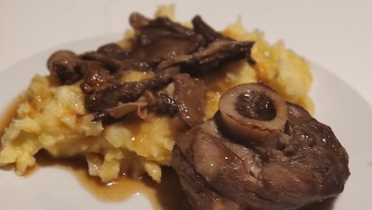 Telecí ossobuco na pivu a sušených houbách
