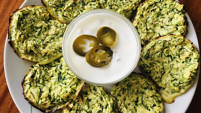Cuketové placičky s jogurtovým jalapeño dipem