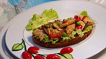 Krůtí topinka s houbami a sušenými rajčaty
