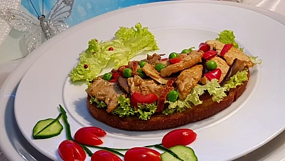 Krůtí topinka s houbami a sušenými rajčaty