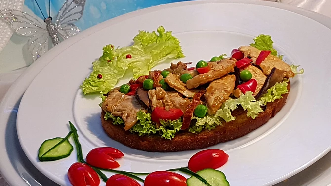 Krůtí topinka s houbami a sušenými rajčaty