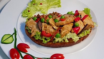 Krůtí topinka s houbami a sušenými rajčaty