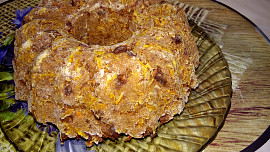 Mrkvový biskupský chlebíček s ořechy a rozinkami