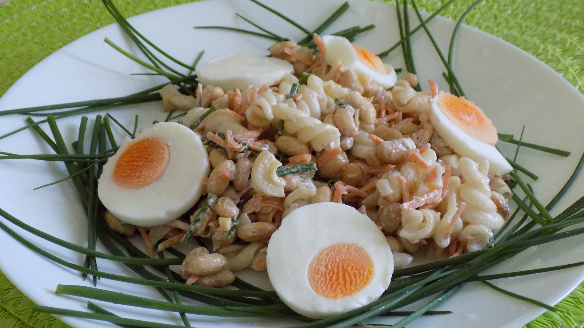 Sójový salát s těstovinami a vejci