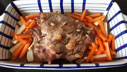 Šťavnatá jehněčí plec na rozmarýnu a česneku