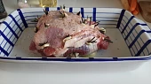 Šťavnatá jehněčí plec na rozmarýnu a česneku