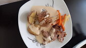 Šťavnatá jehněčí plec na rozmarýnu a česneku