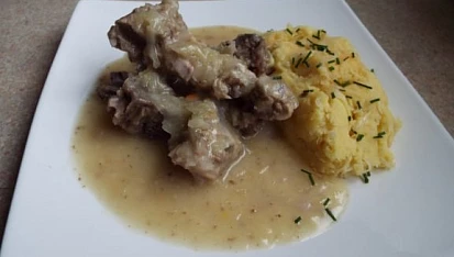 Dušená vepřová žebírka v kysaném zelí
