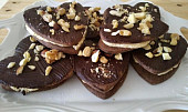 Křehké kakaové sušenky s vanilkovo-oříškovým krémem (křehké kakaové sušenky s vanilkovo-oříškovým krémem)