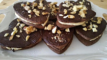 Křehké kakaové sušenky s vanilkovo-oříškovým krémem