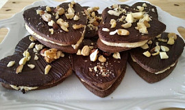 Křehké kakaové sušenky s vanilkovo-oříškovým krémem