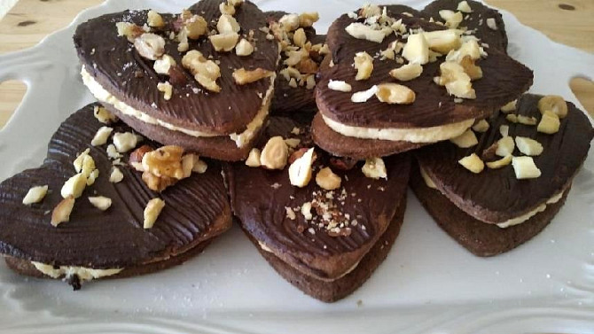 Křehké kakaové sušenky s vanilkovo-oříškovým krémem, křehké kakaové sušenky s vanilkovo-oříškovým krémem