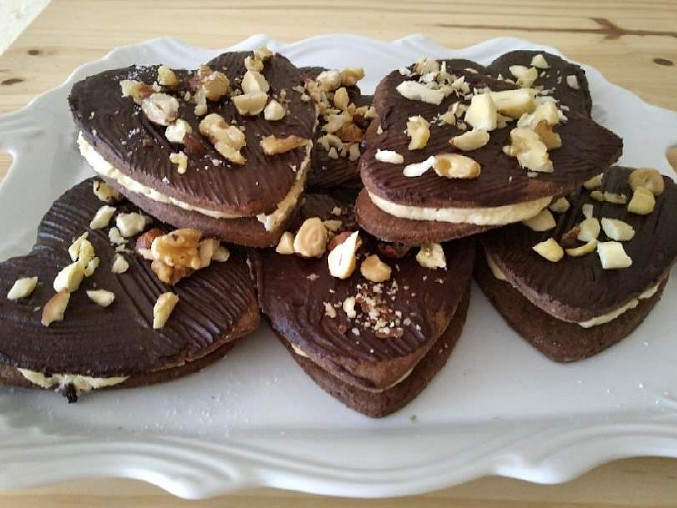 Křehké kakaové sušenky s vanilkovo-oříškovým krémem, křehké kakaové sušenky s vanilkovo-oříškovým krémem