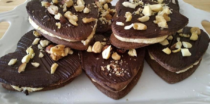 křehké kakaové sušenky s vanilkovo-oříškovým krémem
