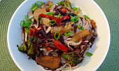 Kuřecí prsa s brokolicí, červeným zelím a rýžovými nudlemi