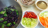 Kuřecí prsa s brokolicí, červeným zelím a rýžovými nudlemi