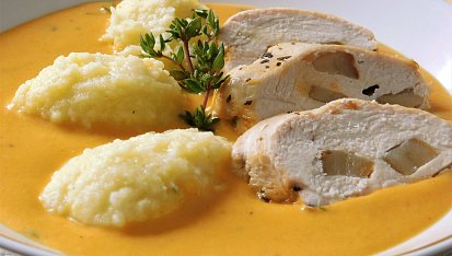 Špikovaná kuřecí prsa v zeleninové omáčce a máslové noky