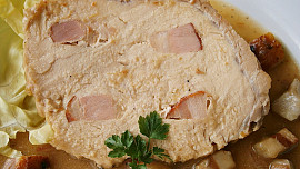 Vepřové karé na špeku dušené v papiňáku