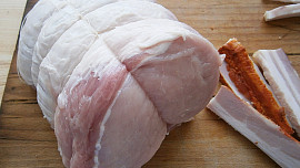 Vepřové karé na špeku dušené v papiňáku