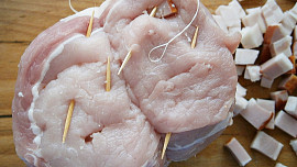 Vepřové karé na špeku dušené v papiňáku