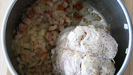 Vepřové karé na špeku dušené v papiňáku