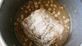 Vepřové karé na špeku dušené v papiňáku