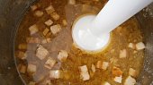 Vepřové karé na špeku dušené v papiňáku (šťávu rozmixujeme,přidáme máslo a dáme prohřát společně s nakrájeným masem)