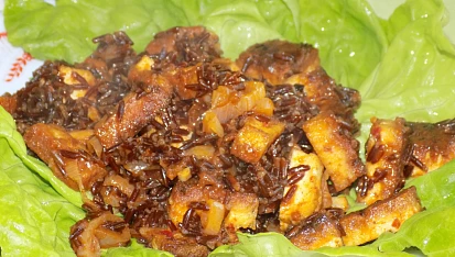 Červená rýže s chilli tofu