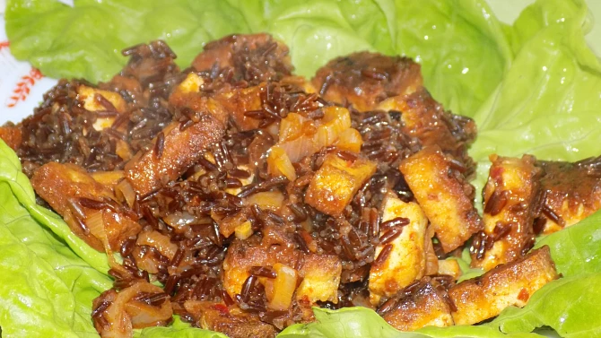 Červená rýže s chilli tofu