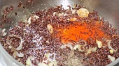 Červená rýže s chilli tofu