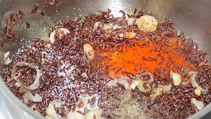 Červená rýže s chilli tofu