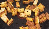 Červená rýže s chilli tofu