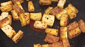 Červená rýže s chilli tofu