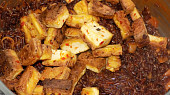 Červená rýže s chilli tofu