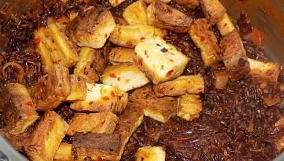 Červená rýže s chilli tofu