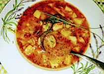 Gulášová polévka z domácí vepřové konzervy