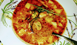 Gulášová polévka z domácí vepřové konzervy
