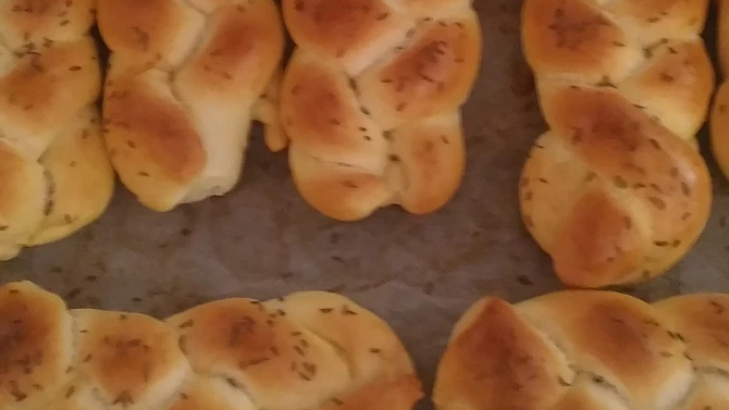 Rohlíky tety Věrky, Když nám ty rohlíky nešli tak jsou housky.