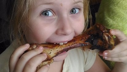 Rohlíky tety Věrky, Ráda okusuju kosti ,ale dědovy s vařením pomáhám,