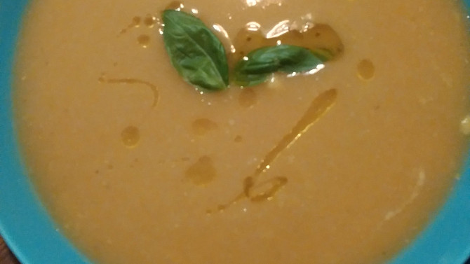 Polévka z červené čočky, mrkve a zázvoru