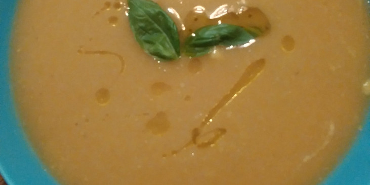 Polévka z červené čočky, mrkve a zázvoru
