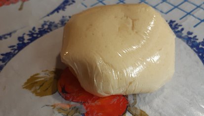 Šlehačkový koláč, žmolenka připravená do mrazáku