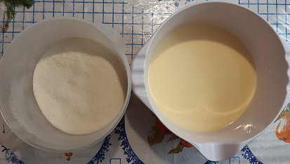 Šlehačkový koláč, zvlášť smíchané "sypké " suroviny a šlehačka s vejci